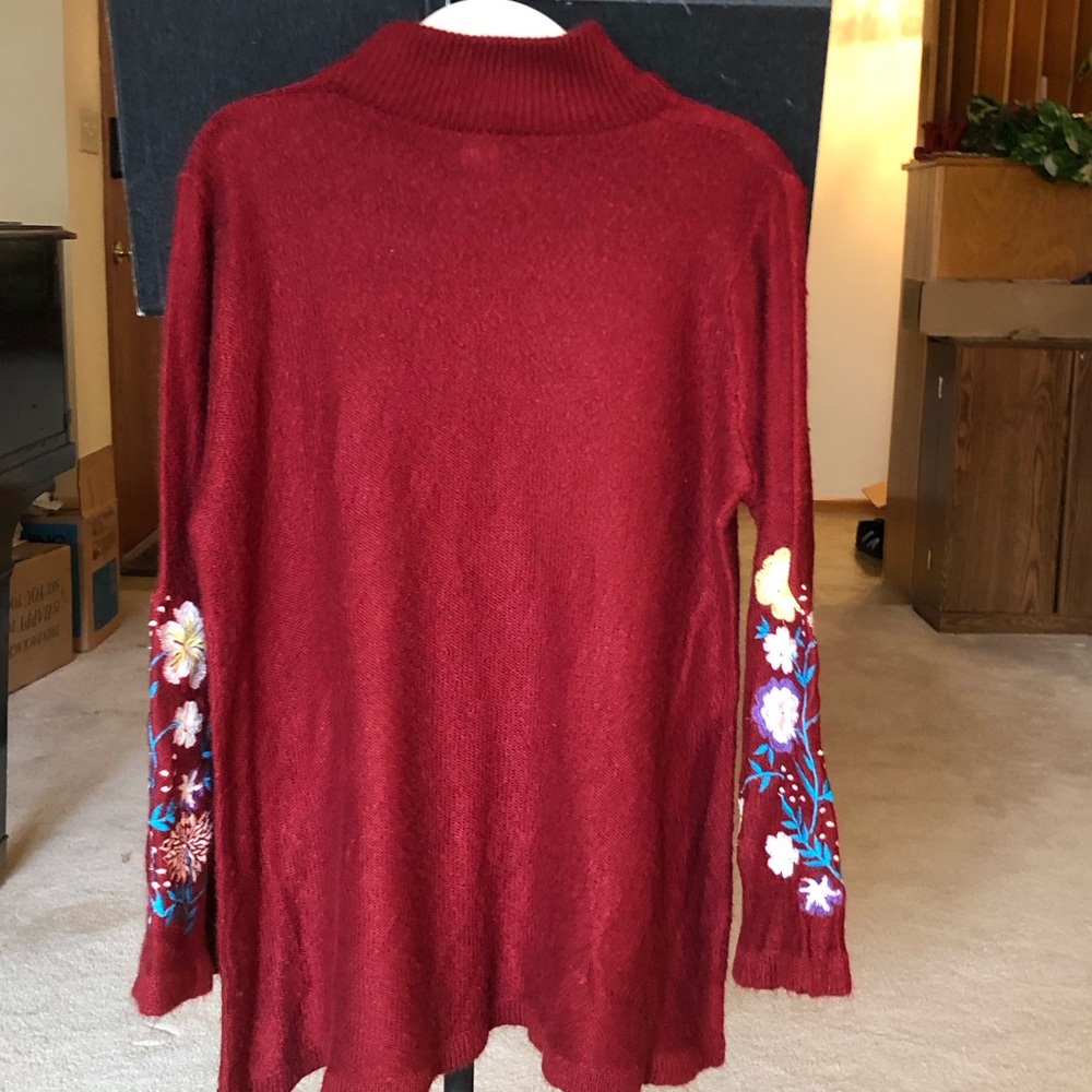 Salon Studio burgundy tunic length sweater. Sz. L